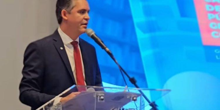 Em tarde de cultura Gilson Daniel lota o Palácio Anchieta, lança livro e  confirma sua força política no Espírito Santo